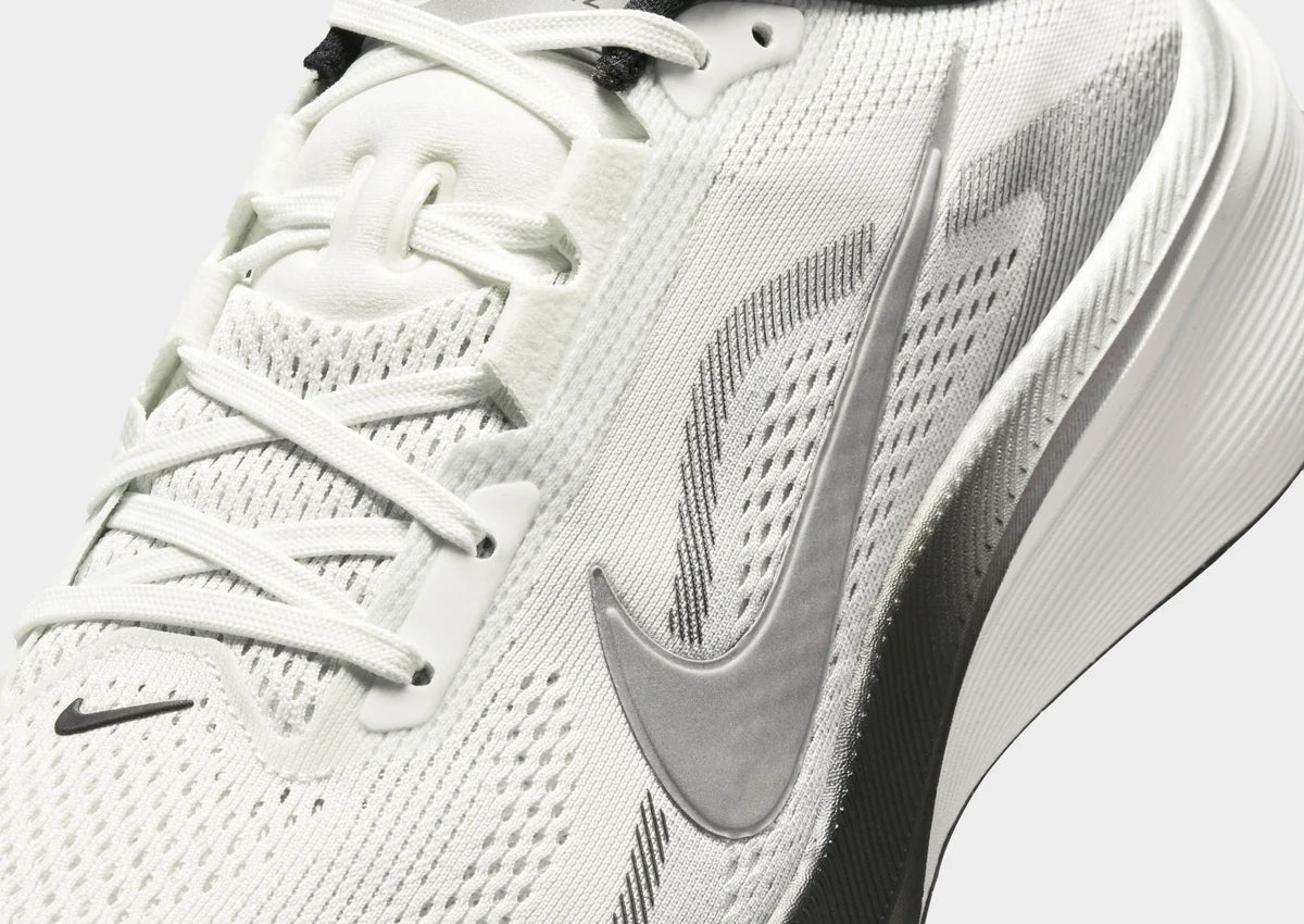 Pegasus 42 - Summit White/Black Metallic